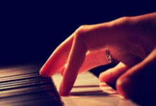 足球赛场火爆情景上演，场面扣人心弦